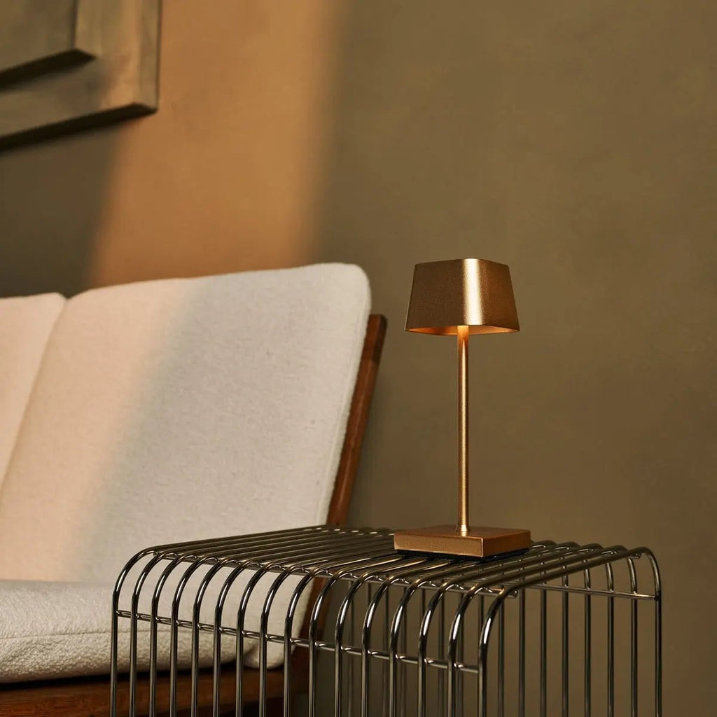 Sarphati Mini Goud Draadloze Tafellamp | Oplaadbaar via laadstation en 3 lichtmodi