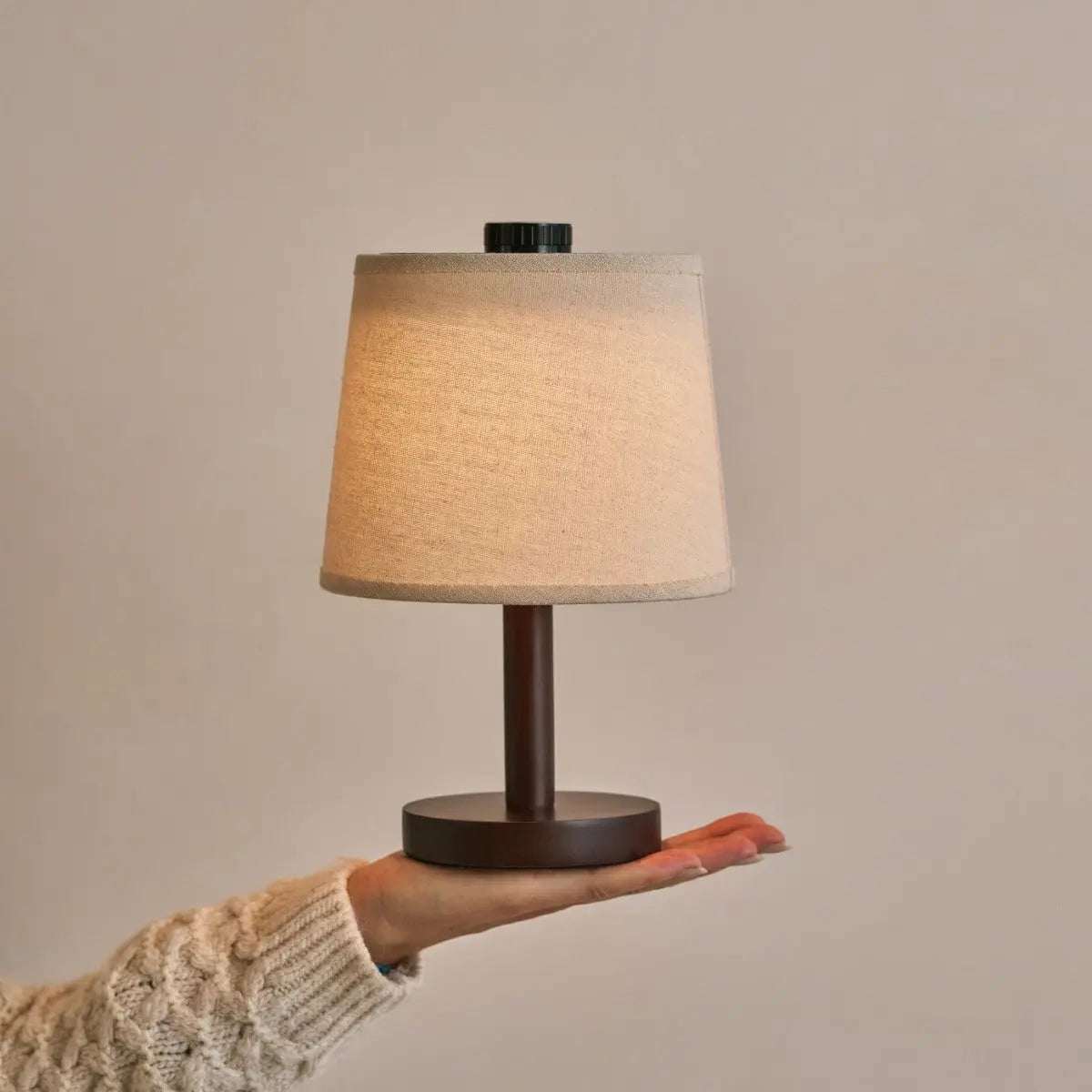 Rover Donkerbruine Houten Oplaadbare Lamp | Snoerloos, dimbaar en linnenmix