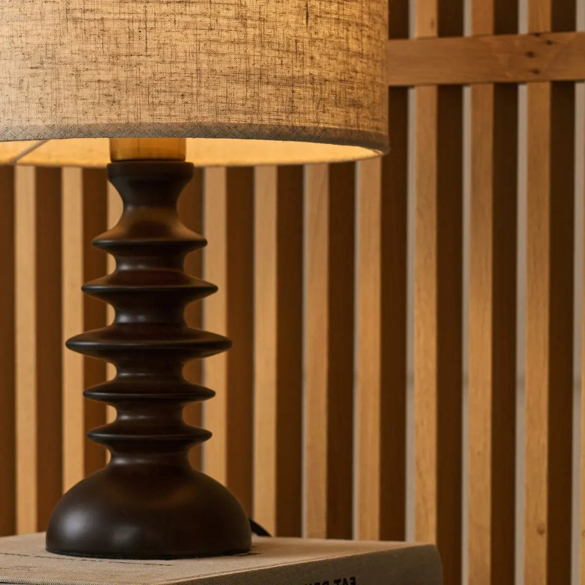 Bodhi donkerbruine houten lamp met beige lampenkap – elegante verlichting voor elke kamer