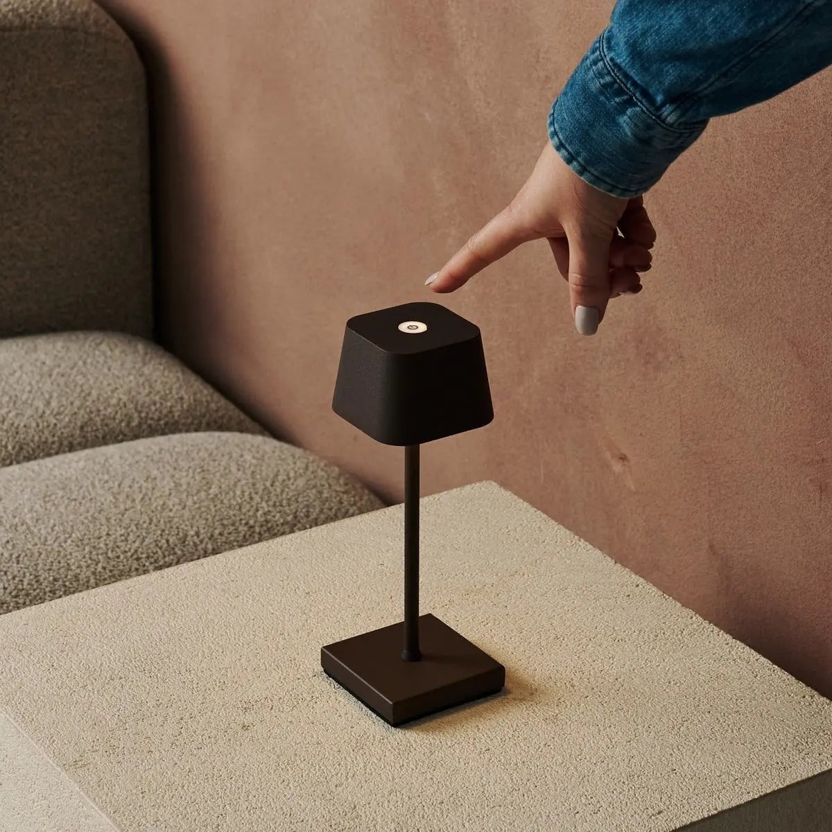 Sarphati Mini Mokka Bruin Snoerloze Tafellamp | Oplaadbaar via laadstation en 3 lichtmodi