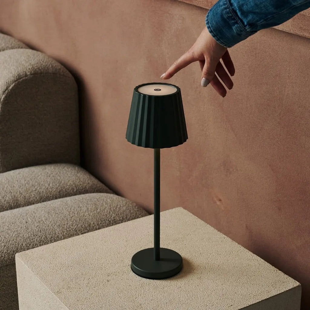 Maya Olijfgroene Geribbelde Tafellamp | 3 lichtmodi, oplaadbaar via laadstation