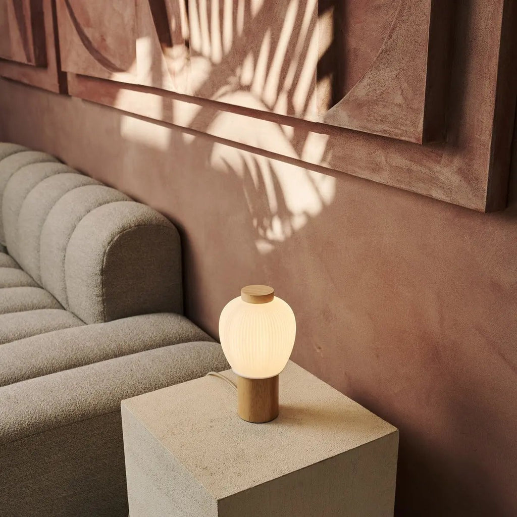 Lot Lichtbruine Houten Lamp | Glazen kap en uniek ontwerp