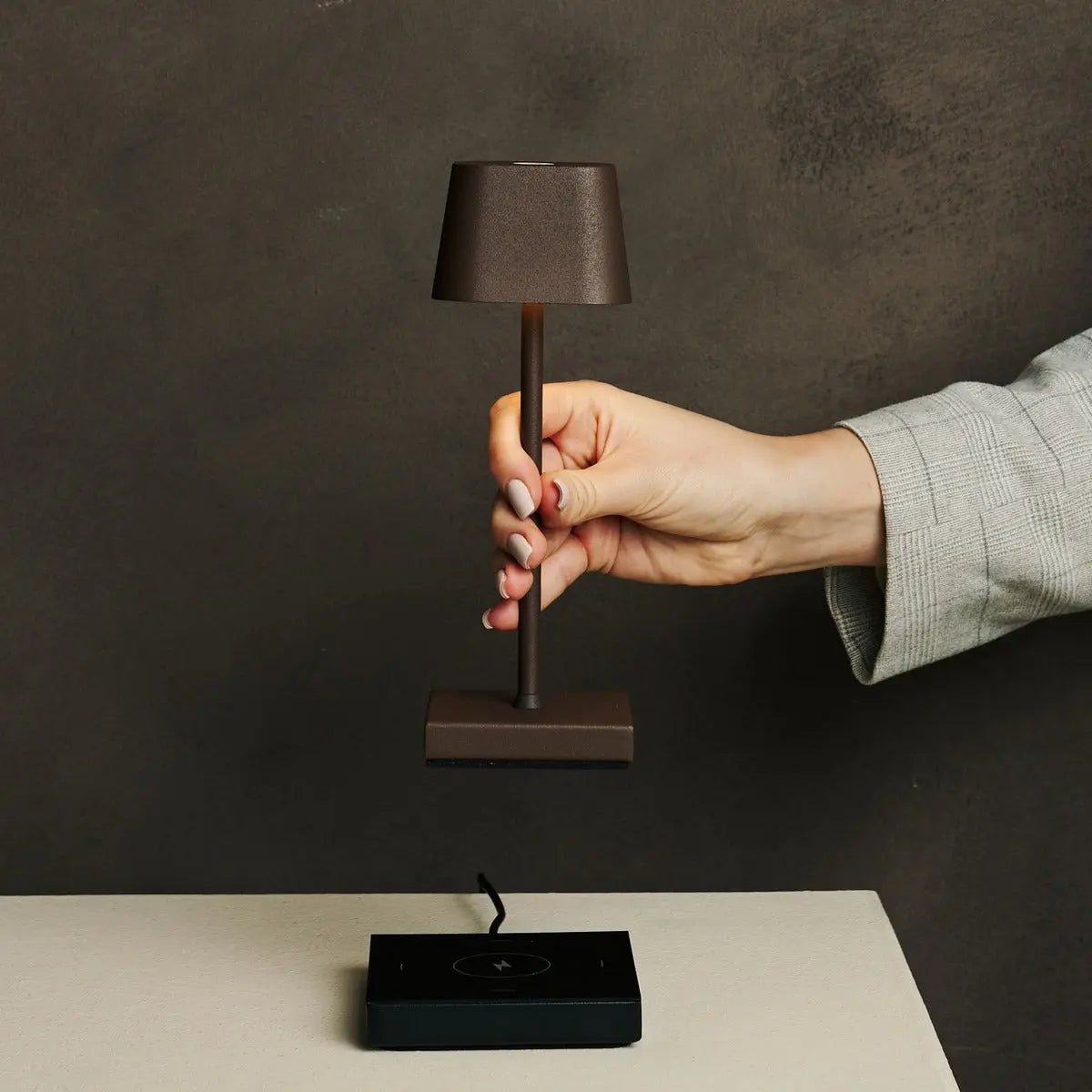 Sarphati Mini Mokka Bruin Snoerloze Tafellamp | Oplaadbaar via laadstation en 3 lichtmodi