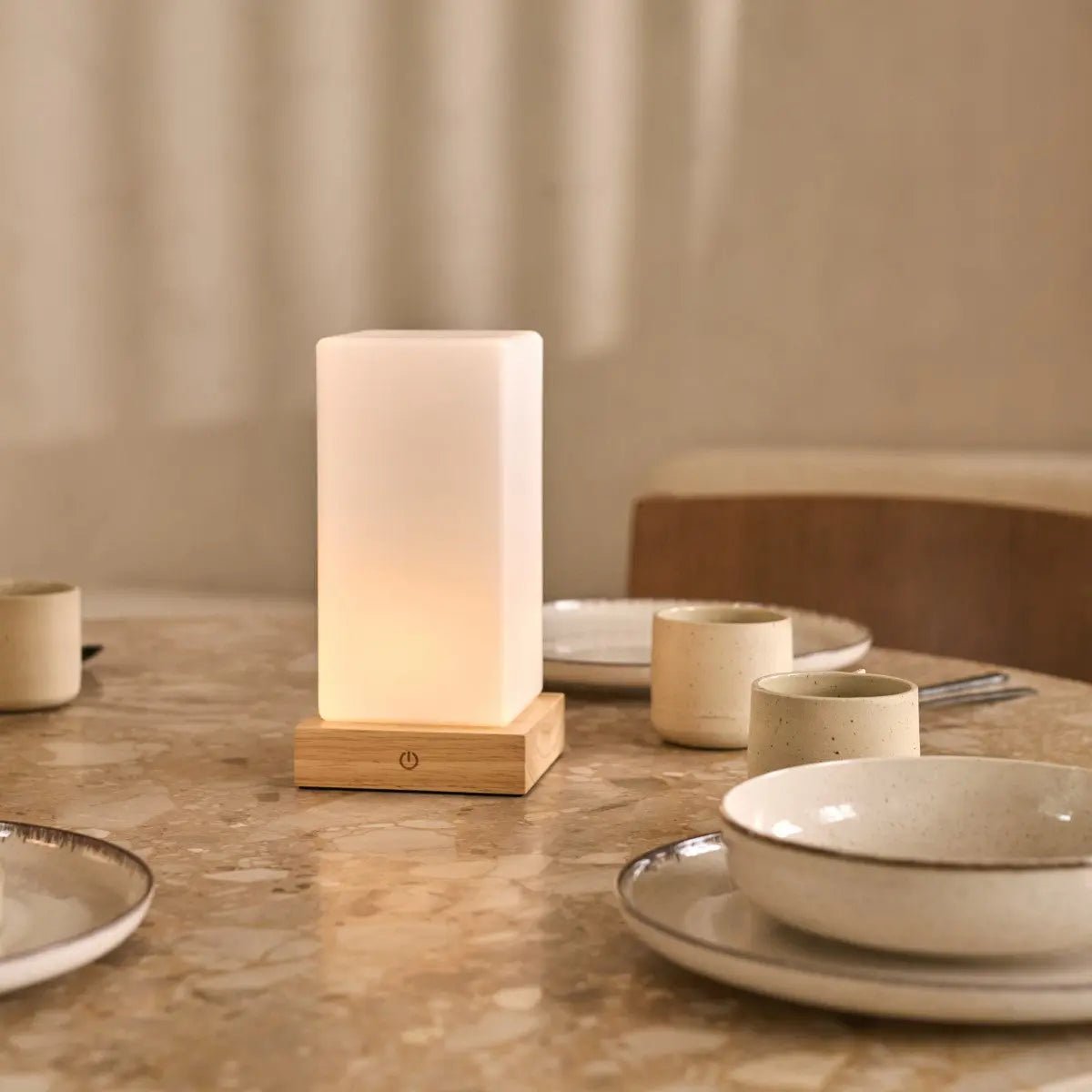 Zayn Lichtbruine Houten Oplaadbare Tafellamp | Dimbaar, glas en draadloos