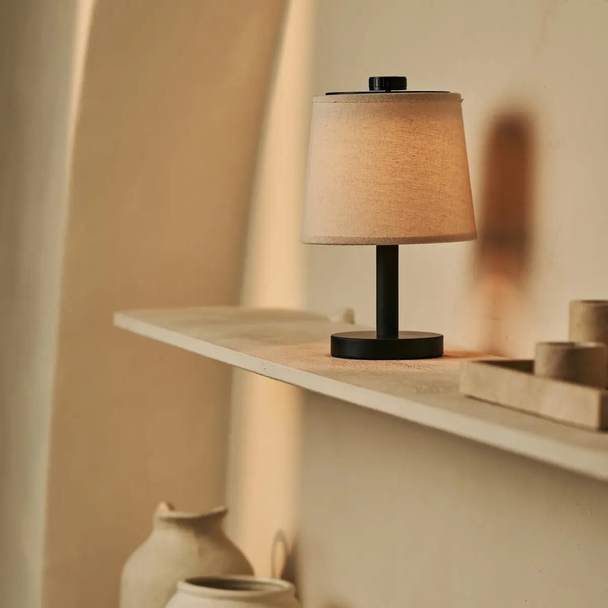Rover zwarte houten oplaadbare lamp | Snoerloos, dimbaar en linnenmix