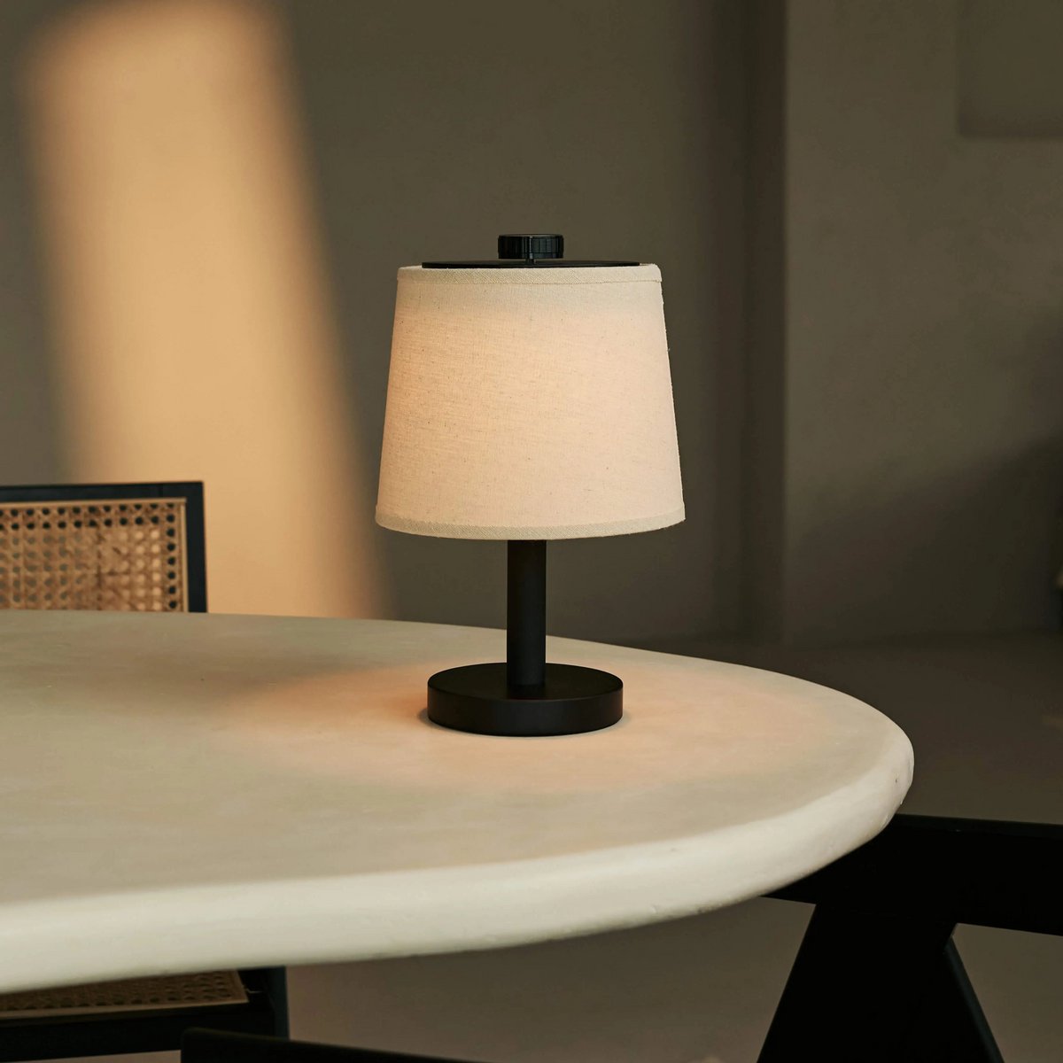 Rover zwarte houten oplaadbare lamp | Snoerloos, dimbaar en linnenmix