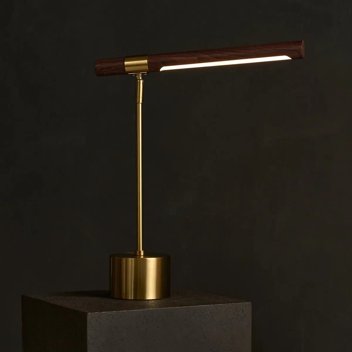 Livia goudkleurige metalen lamp met hout – verstelbare LED, Scandinavisch design voor kantoor en woonkamer