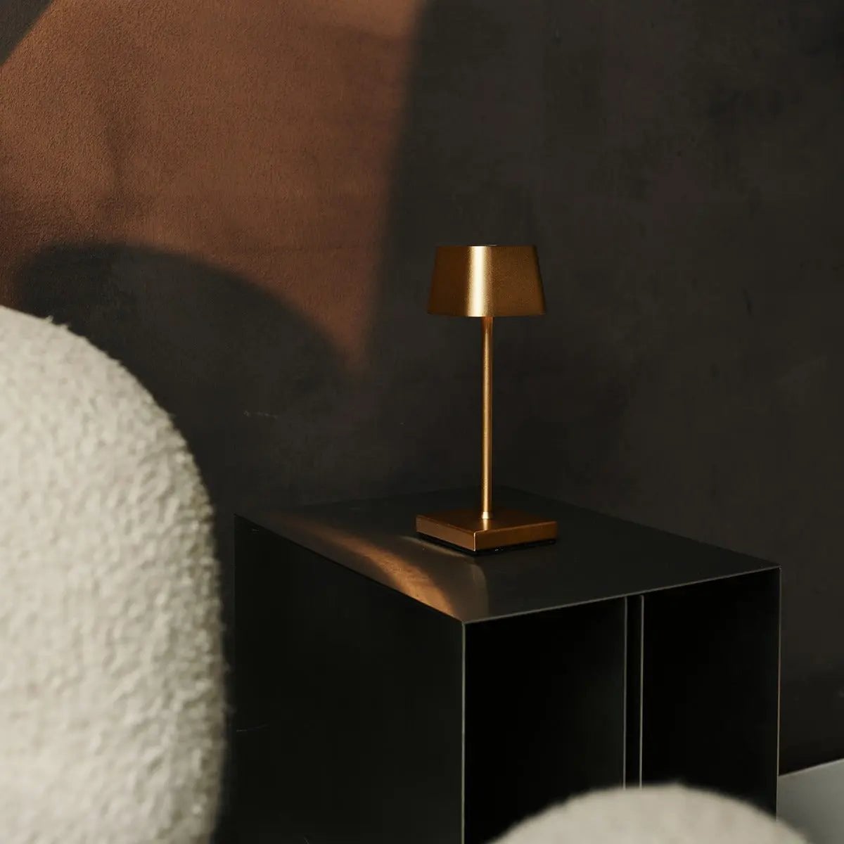 Sarphati Mini Goud Draadloze Tafellamp | Oplaadbaar via laadstation en 3 lichtmodi