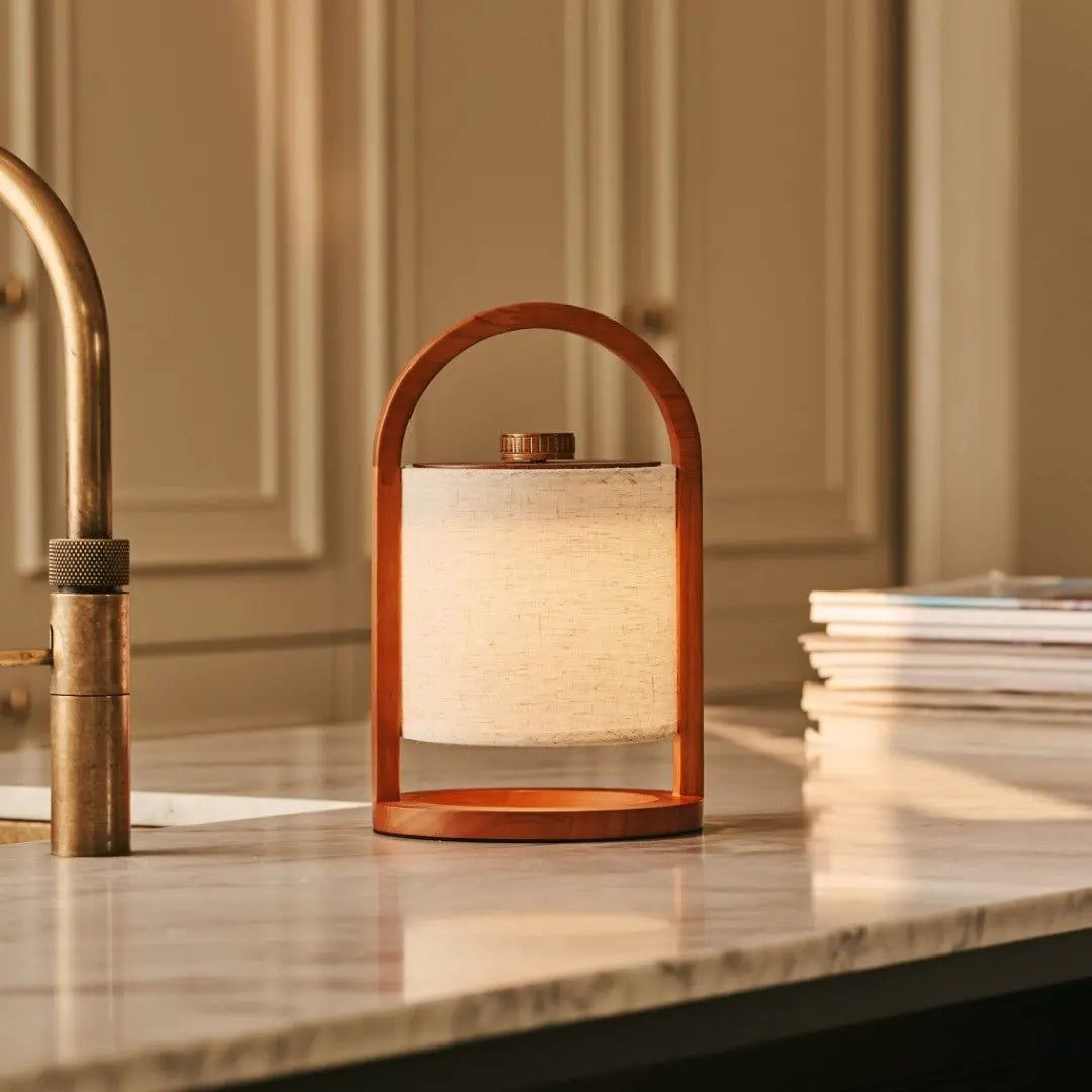 Rivierkastanjebruine houten oplaadbare lamp | Linnenmix, veelzijdig en tot 100 uur batterijduur
