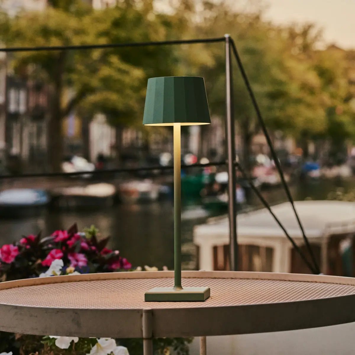 Wouter Saliegroene Oplaadbare Tafellamp | Draadloos opladen en batterijduur van 120 uur