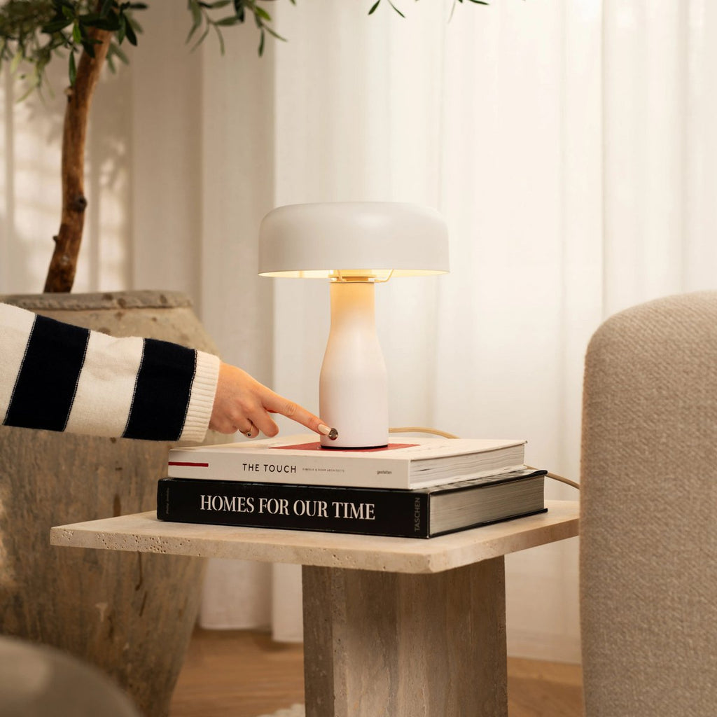 Jape Wit metalen tafellamp | Tijdloos ontwerp en elegante stijl