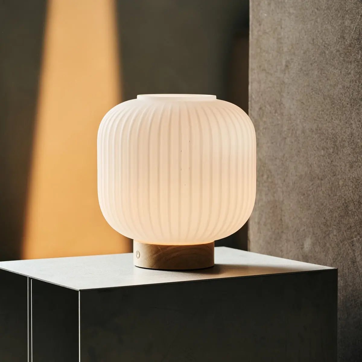 Lyla Lichtbruine Unieke Oplaadbare Lamp | Glazen lampenkap, dimbaar en 3 lichtmodi