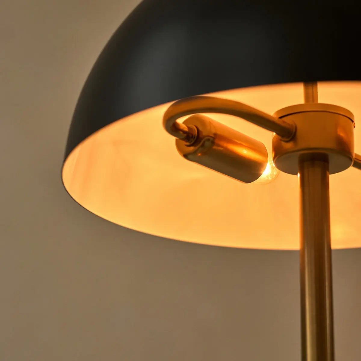 Lola Goud & Zwart Tafellamp | Elegant metalen ontwerp