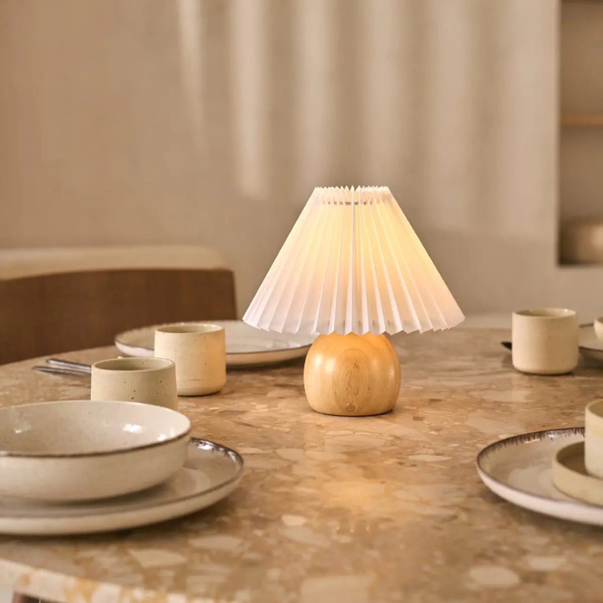 Nathalie Lichtbruine moderne en retro oplaadbare lamp l Dimbaar, hout en papier Mooie papieren kap