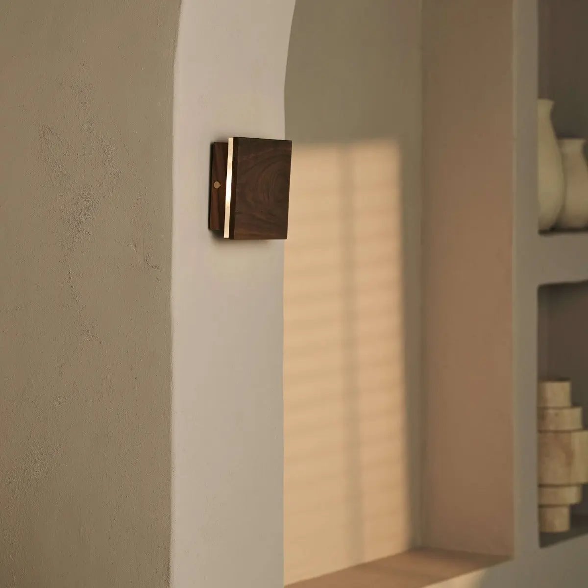 Lane Walnoot Snoerloze Wandlamp | Oplaadbaar en dimbaar ontwerp